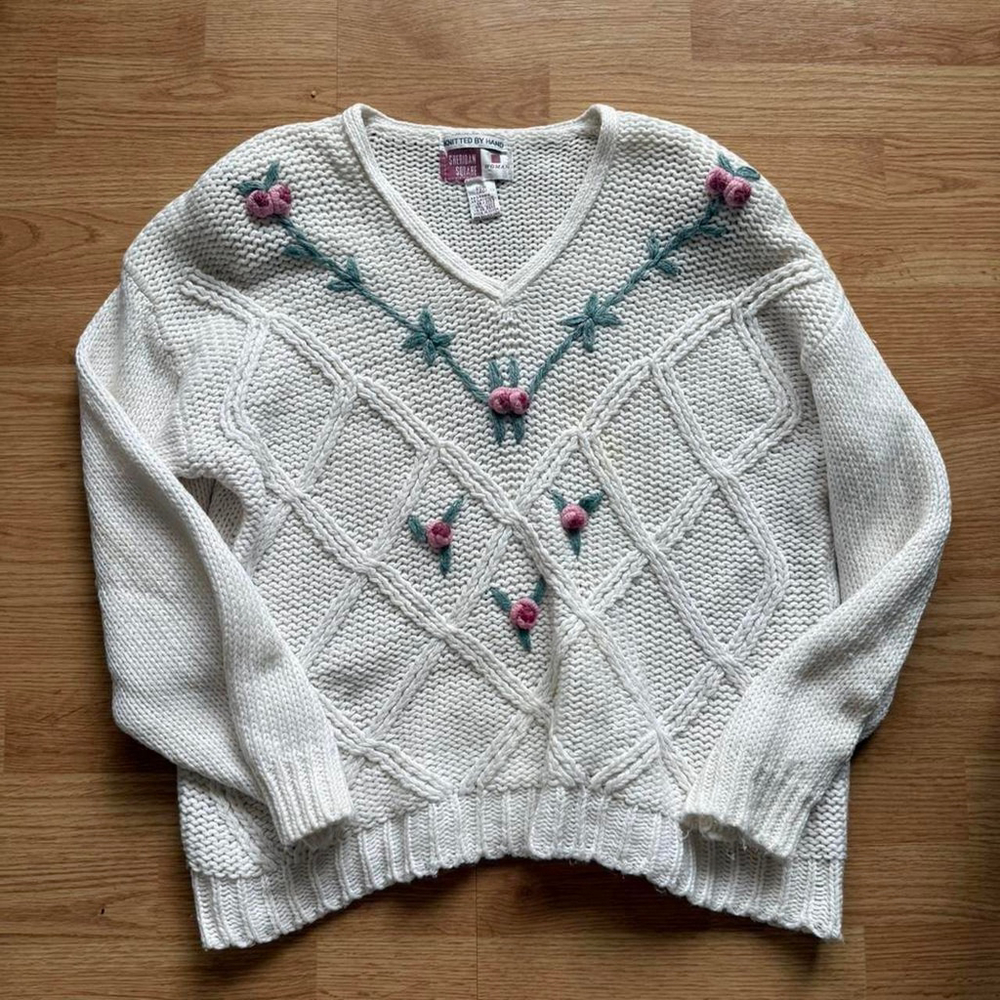 Sheridan Square Vintage white sweater with embroidered rose details 🌹
